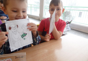 Chłopcy pokazują rysunek